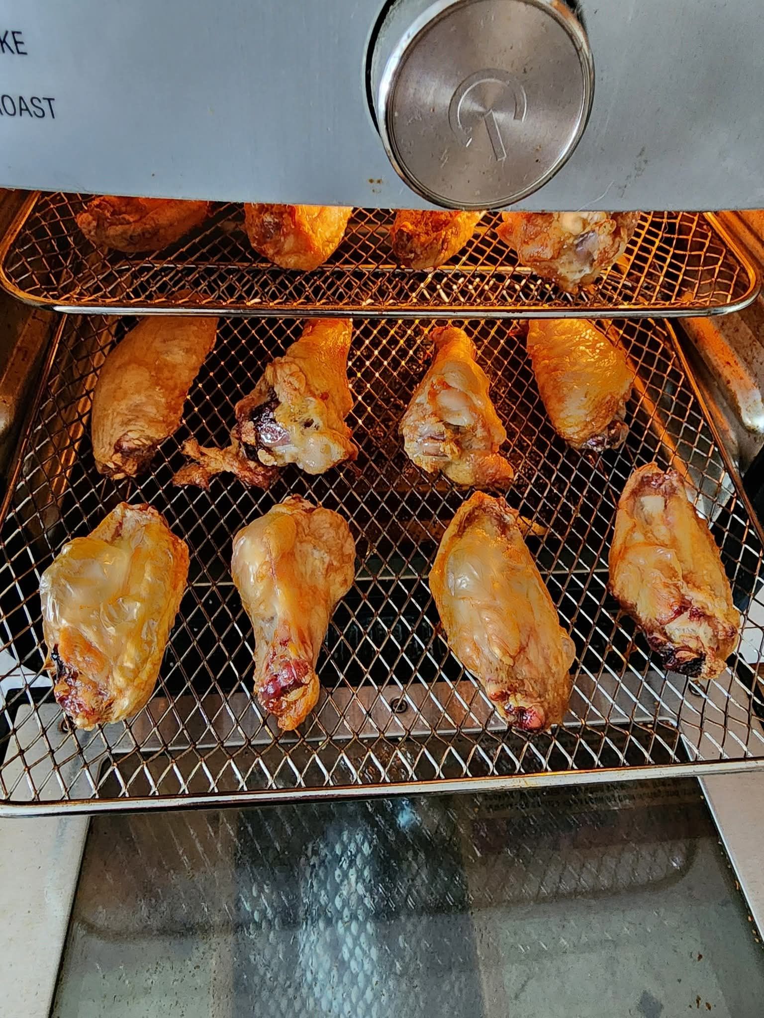 The easiest dinner I've made all week
🍗 Chicken wings
🧂 A good seasoning
🔥 Air fryer
That’s it.

And I kept it easy — spritz with oil, sprinkle with Rotisserie seasoning, place in the air fryer, and dinner basically made itself.

No overthinking.
No complicated steps.
Just something that tastes good and gets food on the table fast.

Because the goal isn’t to be fancy…
it’s to make cooking feel easy after a long day.

Now the real question: drumstick or flatty?